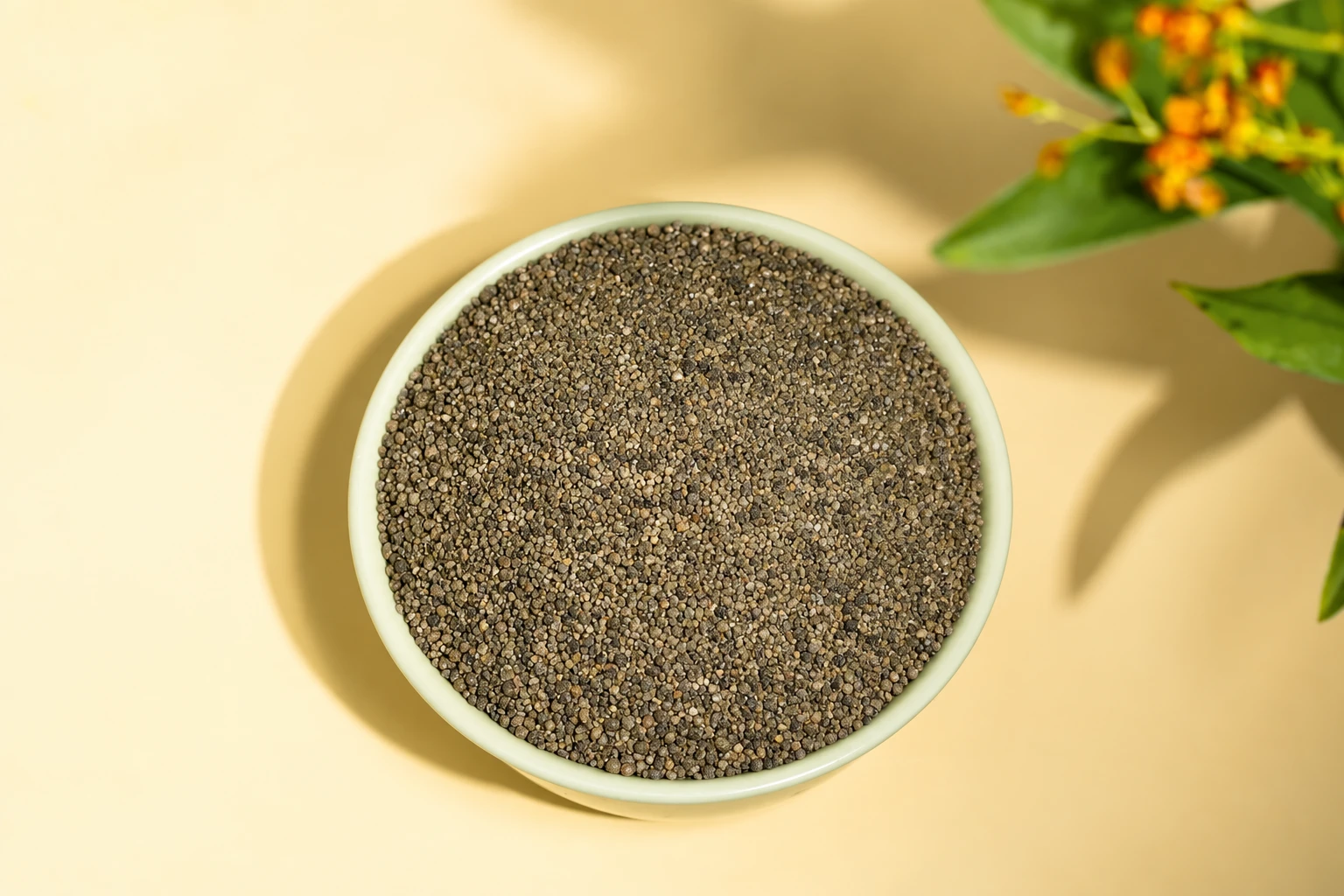 参考大红袍茶叶款砂粒生成的暖黄色碗装场景示意